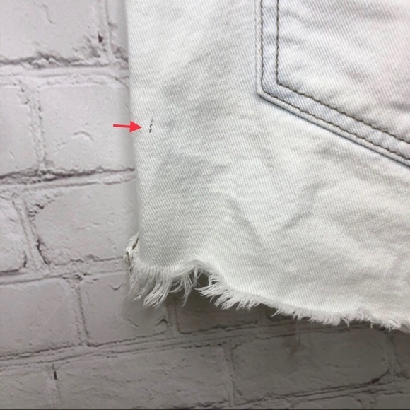 Free People Women’s Distressed Cut Off Jean Shorts Size 28 Light Wash Destructed - Picture 9 of 9